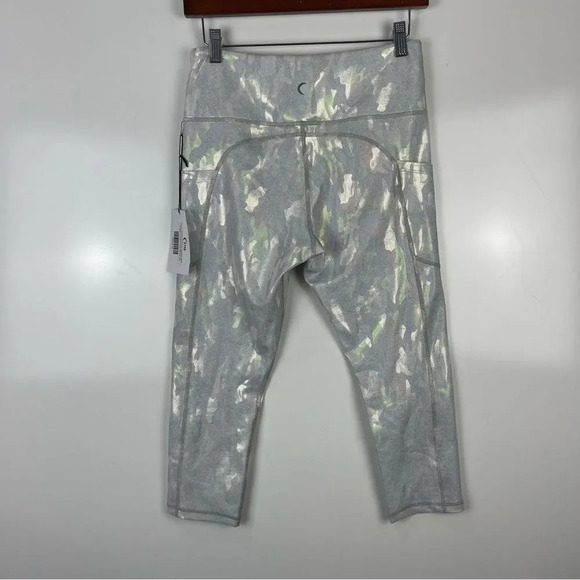 NEW ZYIA Metallic Silver Camo Pocket Light n Tight High Rise Capri Leggings 8-10 - Picture 8 of 10